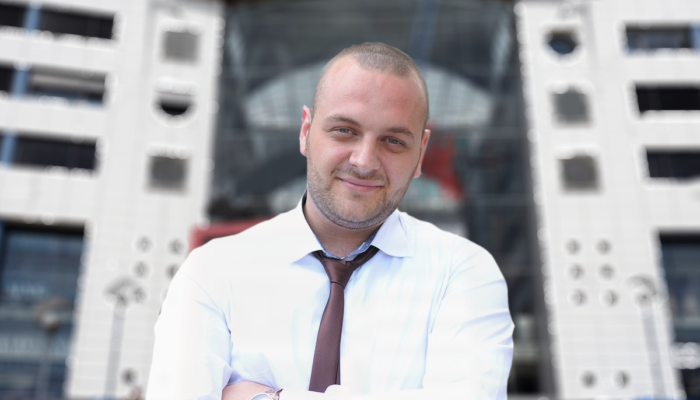 Anglophone pleased with 8-second toddler-like conversation in French