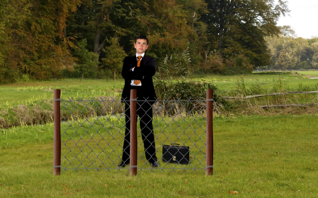 Belgian employee stuck behind fence at border 